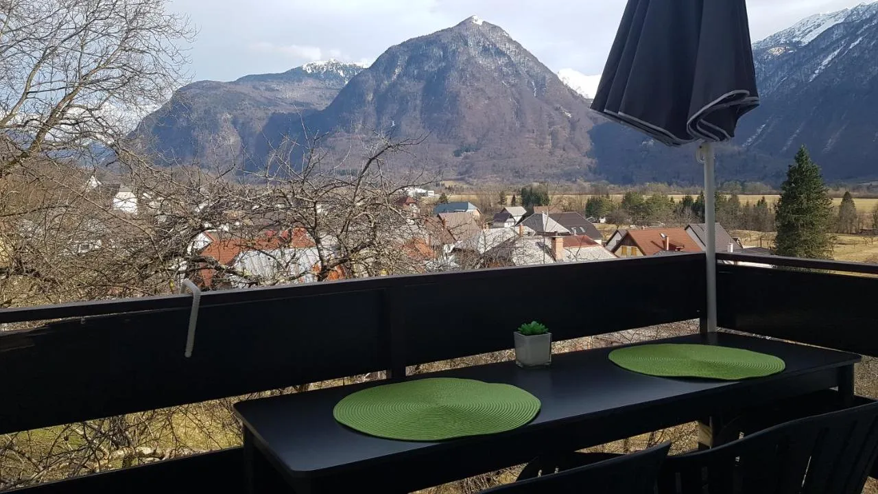 Balkon apartmaja 1 z mizo in razgledom na Bovec in gore