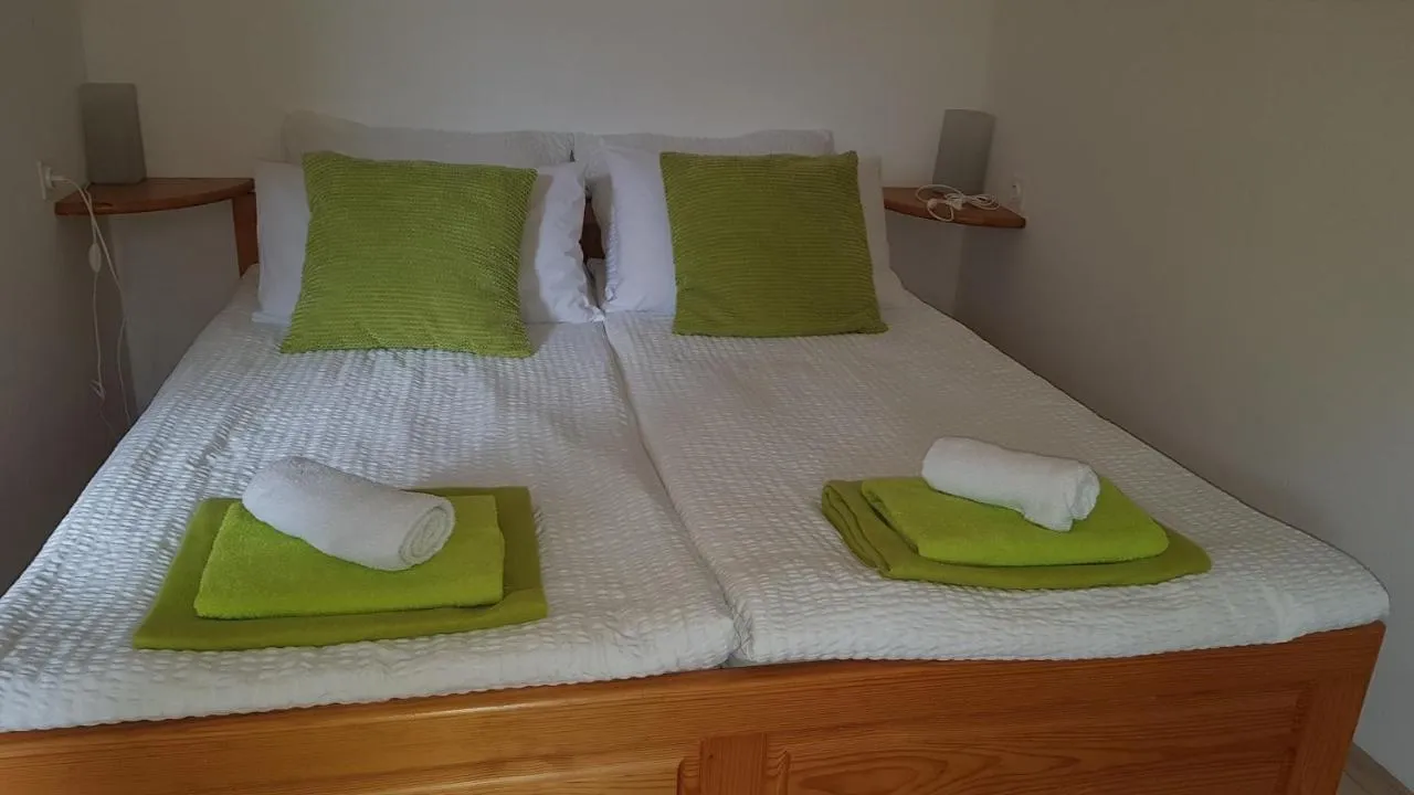 Zakonska postelja s svežimi brisačami