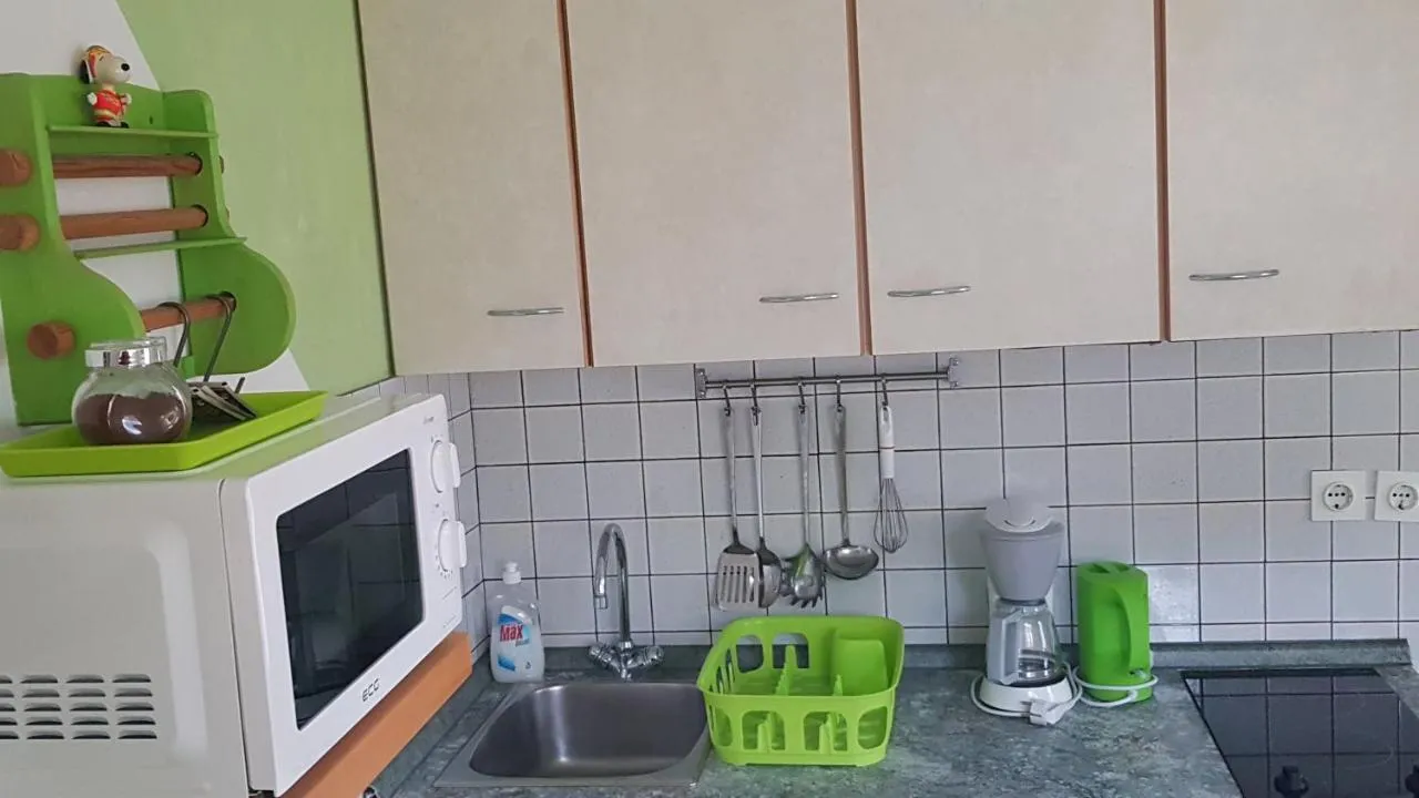 Kuhinjski pult s kuhalno ploščo in aparatom za kavo
