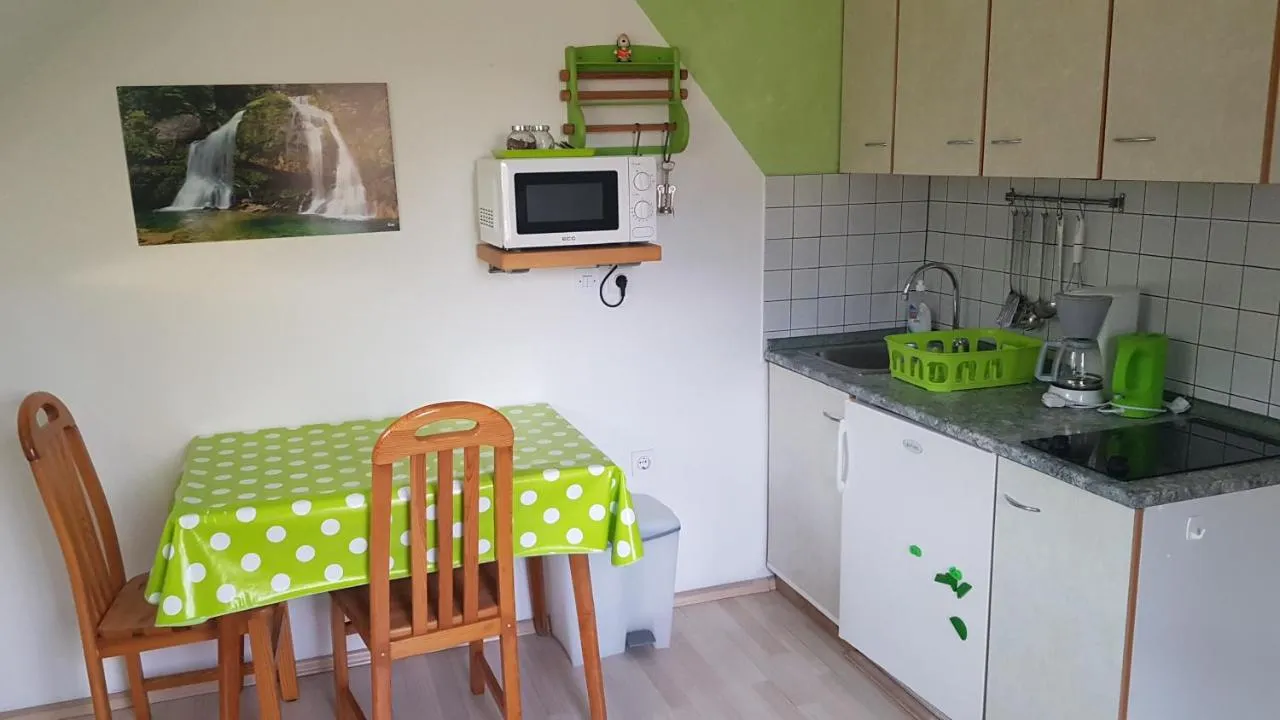 Kuhinja z mikrovalovno pečico in jedilno mizo