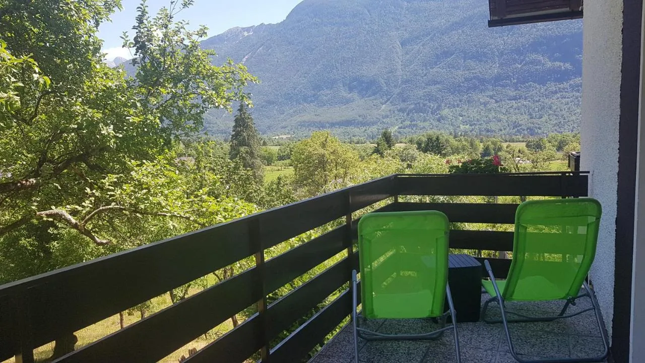 Balkon apartmaja 2 z zelenima ležalnikoma in razgledom na dolino