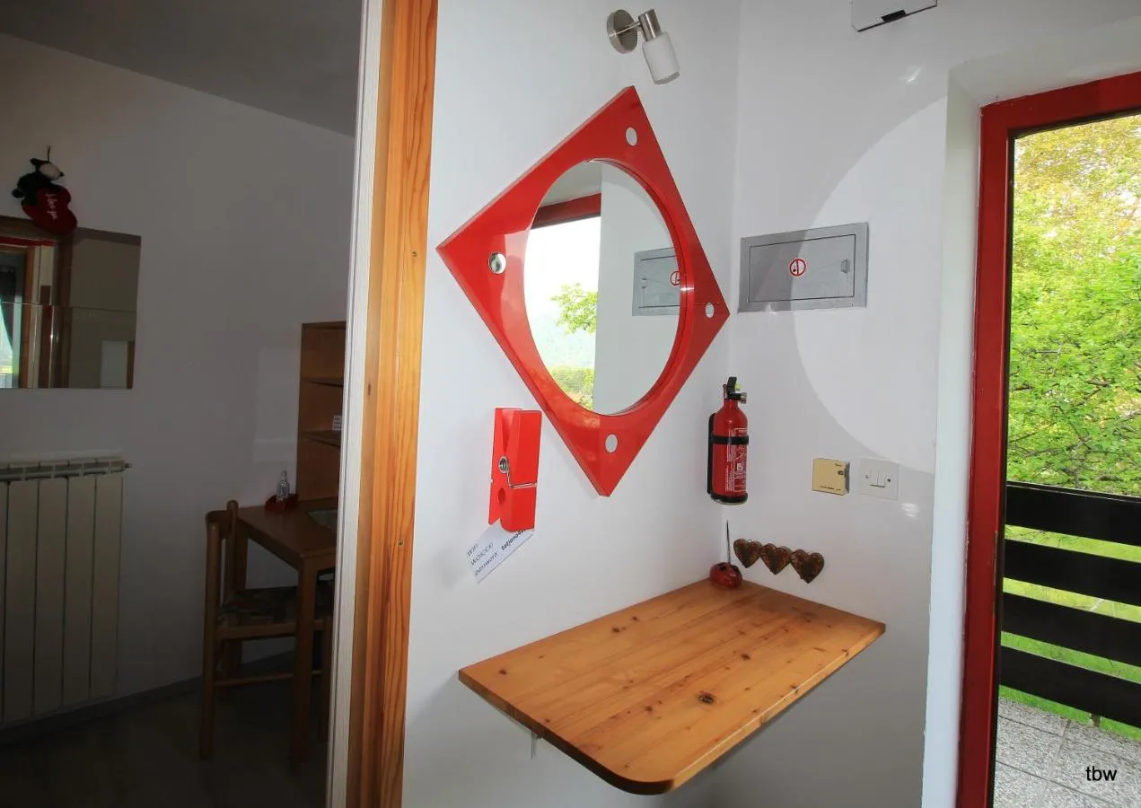 Vhod z ogledalom in odlagalno polico