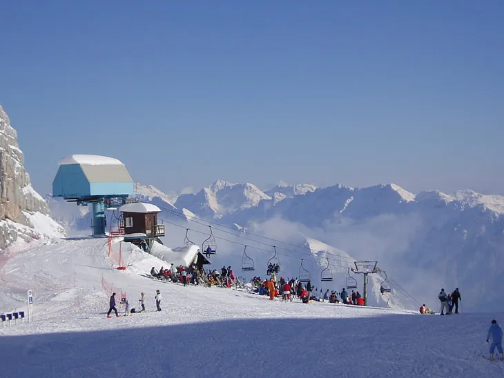 Smučarji na smučišču Kanin
