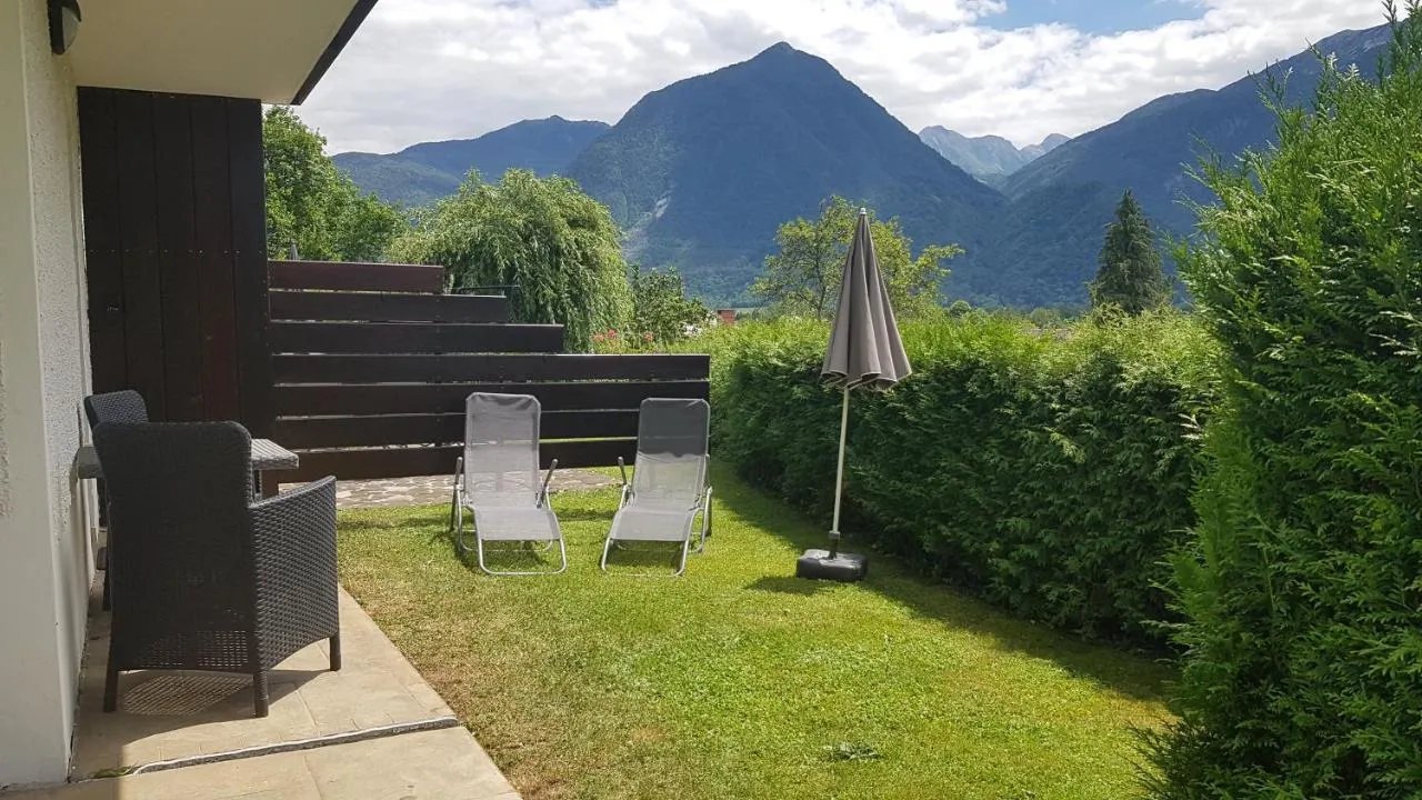 Zasebni vrt studia 4 z ležalniki in razgledom na gore
