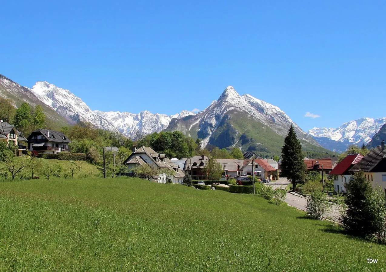 Bovec in koničasti Svinjak s travnika pri hiši